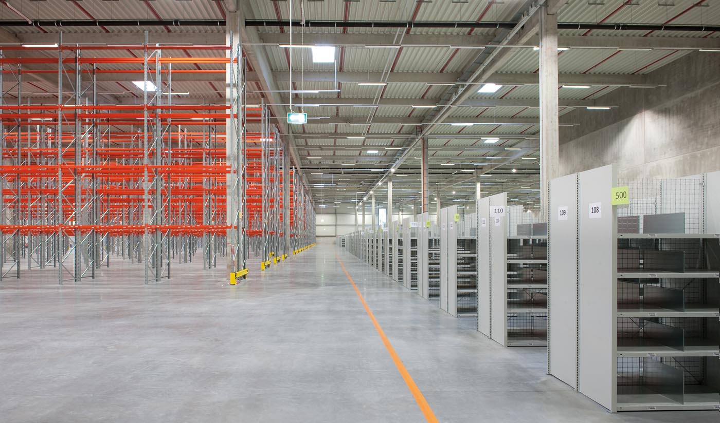 Hochbelastbarer Industrieboden aus Stahlfaserbeton  Hochbelastbarer Industrieboden für Logistiklager/Hochregallager/Lagerhalle